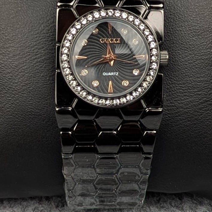 Stylish Black Ladies Quartz Watch with Crystal Bezel – Premium Bracelet Design